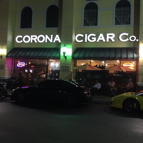 Foto diambil di Corona Cigar Company &amp; Drew Estate Lounge oleh RR pada 8/9/2015
