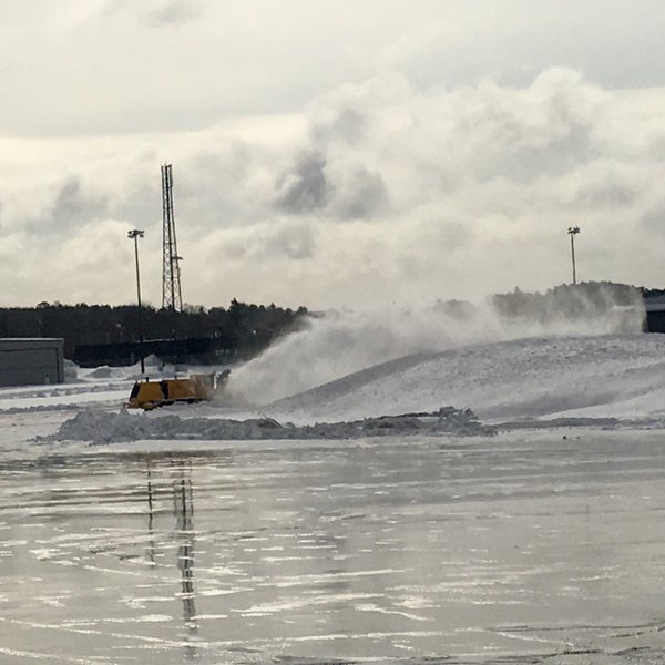 รูปภาพถ่ายที่ Bangor International Airport (BGR) โดย Joel H. เมื่อ 3/15/2018