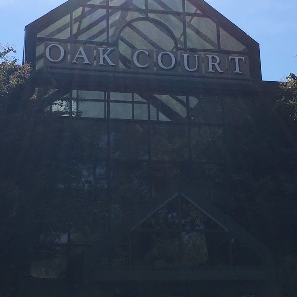 Das Foto wurde bei Oak Court Mall von Daniel V. am 10/17/2015 aufgenommen