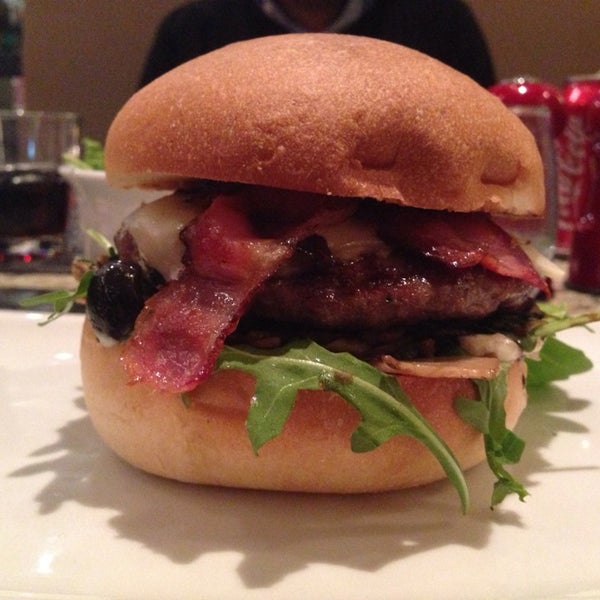 12/8/2013에 Michael B.님이 Toma Burger Addiction에서 찍은 사진