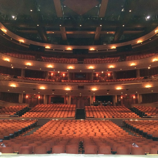 รูปภาพถ่ายที่ Ordway Center for the Performing Arts โดย Chris L. เมื่อ 3/28/2015