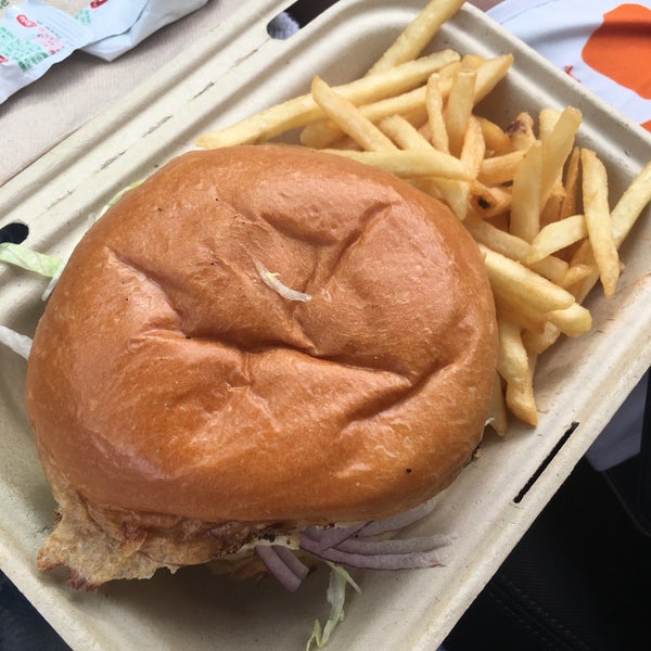 We ordered ono burger special which come with fries and it’s so good.