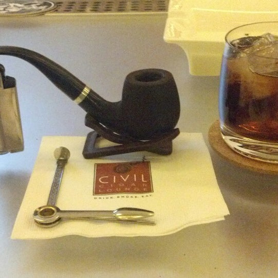 Foto tirada no(a) Civil Cigar Lounge por Monty em 3/21/2013