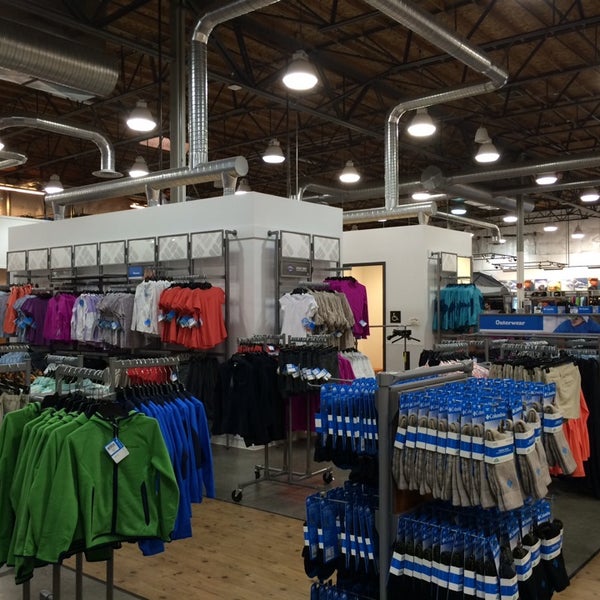 Photo prise au Columbia Sportswear Employee Store par Michael L. le2/18/2014