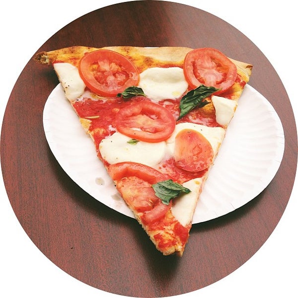 รูปภาพถ่ายที่ Joe&#39;s Pizza โดย Mike S. เมื่อ 4/15/2013