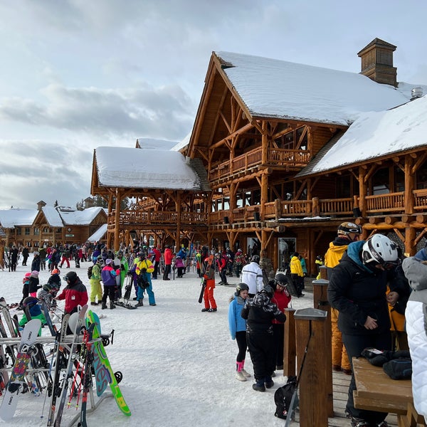 Photo taken at Lake Louise Ski Area &amp; Mountain Resort by MJ M. on 3/19/2022