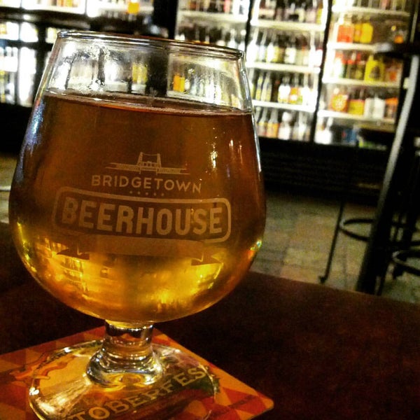Foto tirada no(a) Bridgetown Beerhouse por Shanon P. em 10/18/2015