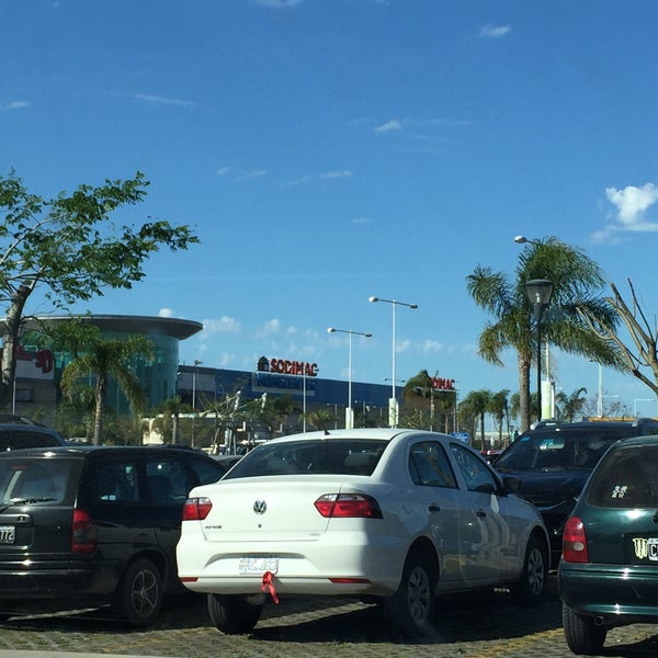 Foto tomada en Tortugas Open Mall  por Leila L. el 11/15/2015