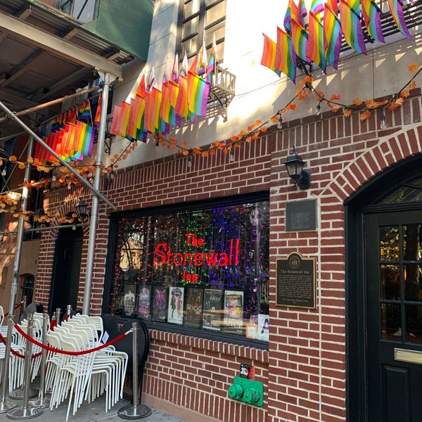 Снимок сделан в Stonewall Inn пользователем Stevie E. 10/30/2022