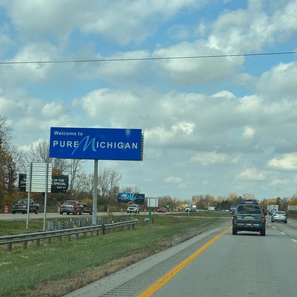 Michigan / Ohio State Line Border Crossing in Whiteford
