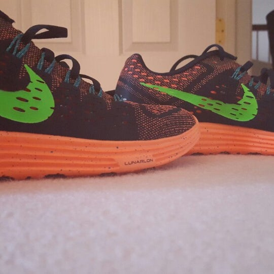 DSW Designer Shoe Warehouse Shoe Store in Sterling Heights