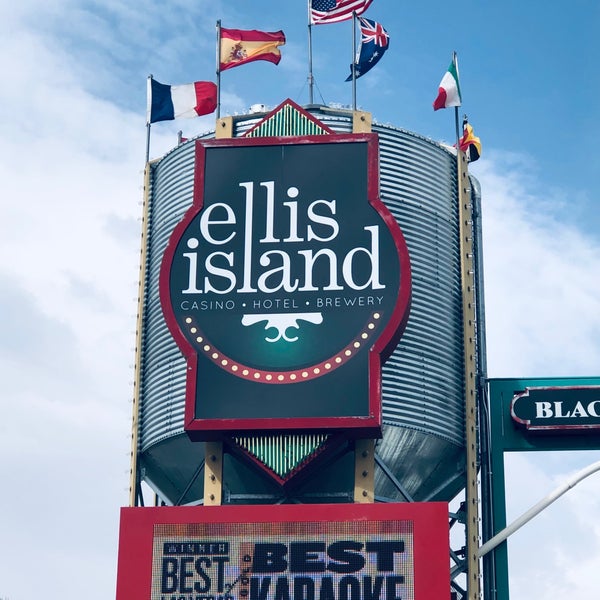 Foto diambil di Ellis Island Casino &amp; Brewery oleh Michael S. pada 10/22/2022