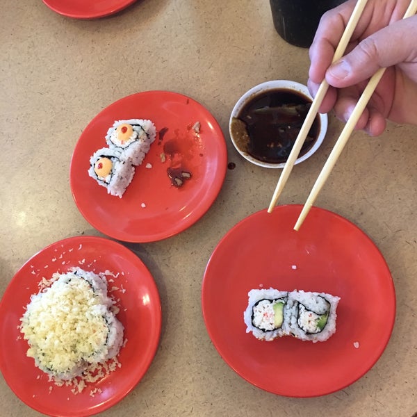 Снимок сделан в Kiku Revolving Sushi пользователем Michael S. 10/5/2016
