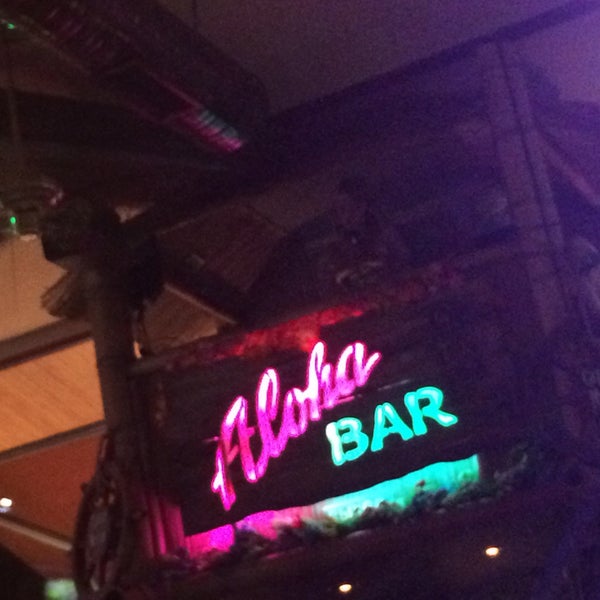 รูปภาพถ่ายที่ Aloha Bar โดย hedgehoney เมื่อ 6/13/2015