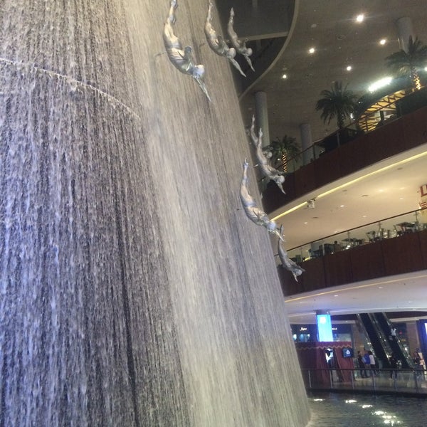Foto tirada no(a) The Dubai Mall por Juliana G. em 2/22/2016
