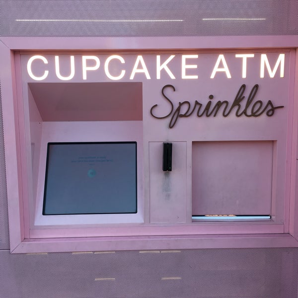 Photo taken at Sprinkles Cupcakes by Isabel O. on 4/5/2017