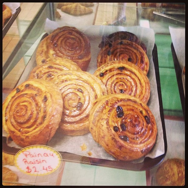 Photo prise au Richol Cafe &amp; Bakery par Teresa G. le5/1/2013