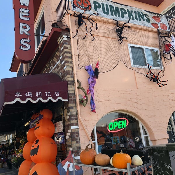 Foto diambil di Piedmont Avenue Pumpkin Patch &amp; Haunted House oleh Nk M. pada 10/31/2019