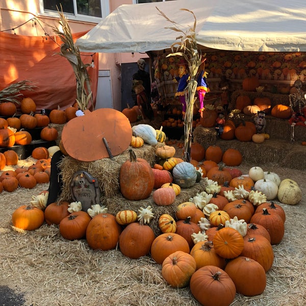 Снимок сделан в Piedmont Avenue Pumpkin Patch &amp; Haunted House пользователем Nk M. 10/31/2019