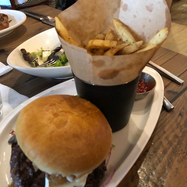 Photo prise au Railcar Modern American Kitchen par Out2Lunch le5/13/2019