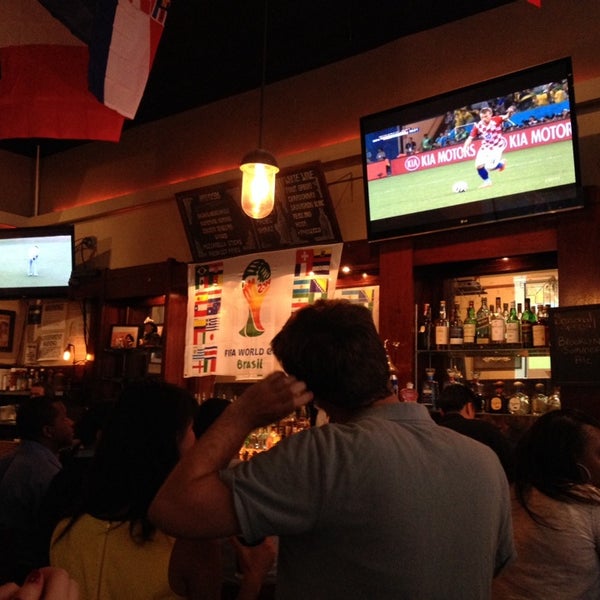รูปภาพถ่ายที่ Maxwell&#39;s Bar &amp; Restaurant โดย Carlos P. เมื่อ 6/12/2014