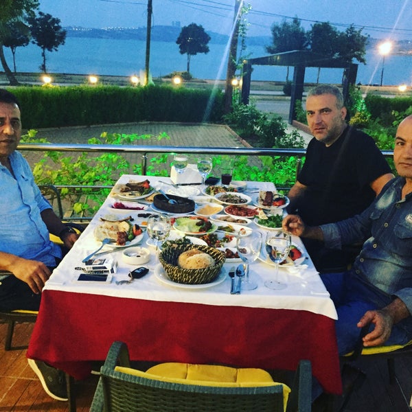 Снимок сделан в Kolcuoğlu Restaurant пользователем Erol D. 6/15/2017