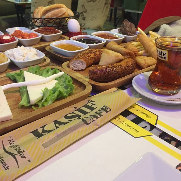 Photo taken at Kaşif Cafe / heykel by Asdjll on 2/23/2019