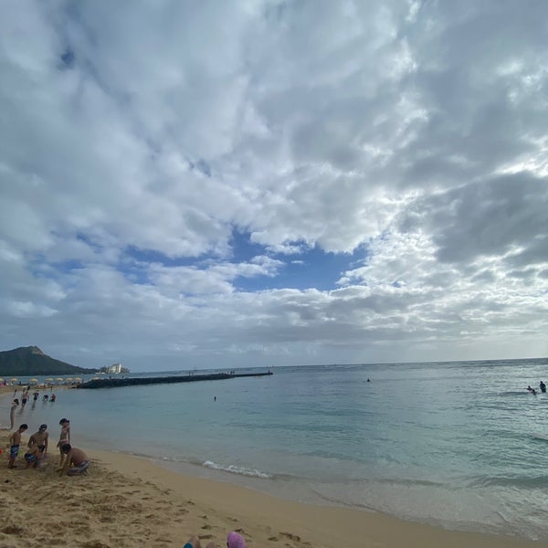 Foto tirada no(a) Waikiki Beach Walk por Wayne S. em 1/1/2020