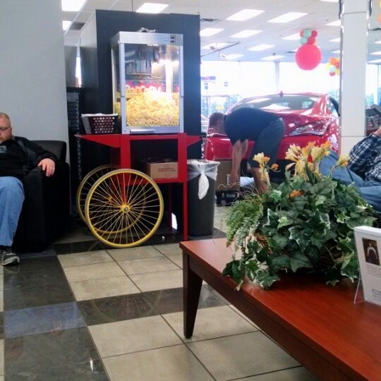 10/6/2014 tarihinde Peg B.ziyaretçi tarafından Glenbrook Hyundai - Happy Car Store'de çekilen fotoğraf