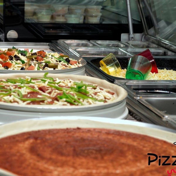 Photo prise au Pizza T par Pizza T..  create your own Pizza  بيتزا تي .. سوّي بيتزتك بنفسك le10/20/2015