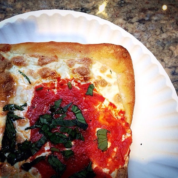 Das Foto wurde bei Previti Pizza von Donny T. am 1/28/2014 aufgenommen