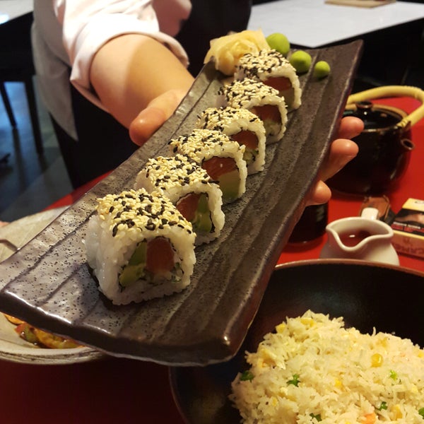 รูปภาพถ่ายที่ oishii wok &amp; sushi โดย Nn เมื่อ 8/8/2016