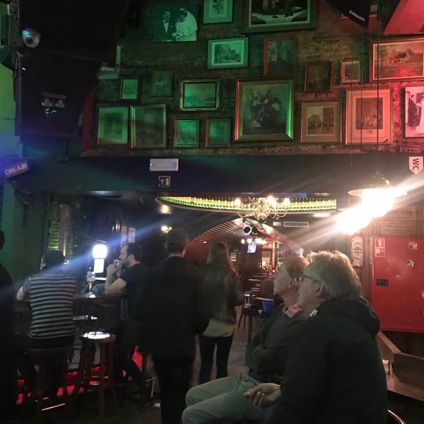 Foto diambil di Kelly&#39;s Irish Pub oleh Emily C. pada 8/19/2019
