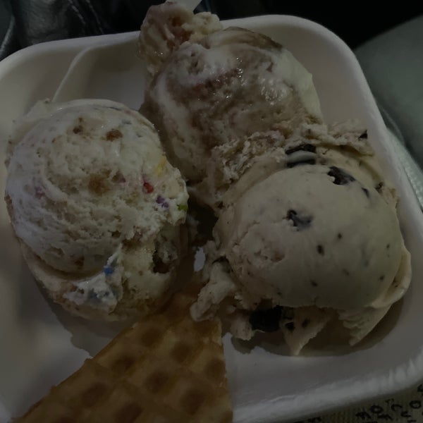 Photo taken at Jeni&#39;s Splendid Ice Creams by Brad A. on 3/2/2022