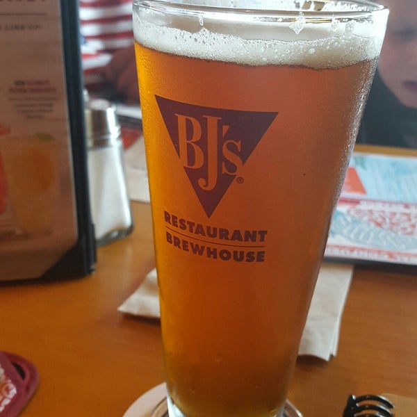 Foto diambil di BJ&#39;s Restaurant &amp; Brewhouse oleh Jamie R. pada 5/27/2018