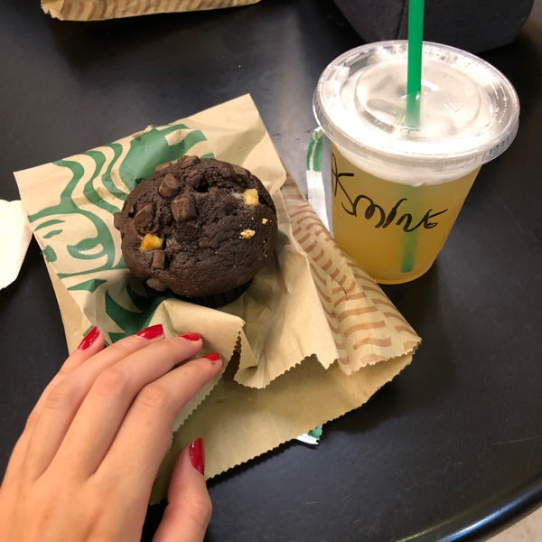 Photo prise au Starbucks par Yasmine K. le10/11/2019