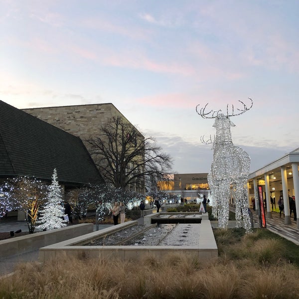 Are Dogs Allowed At Oakbrook Mall