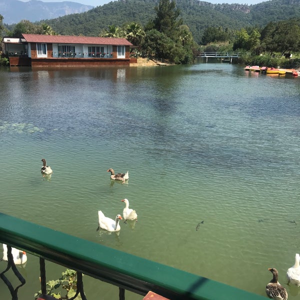 Das Foto wurde bei Saklı Göl Restaurant &amp; Nature Club von Gizem T. am 6/8/2019 aufgenommen