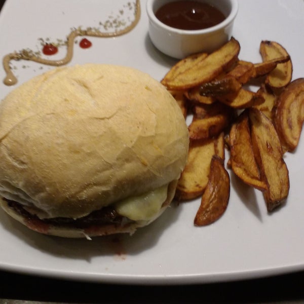 Hambúrguer de costela com batatas rústicas e barbecue à parte a $12,45 segunda feira. Bom sanduíche, belo preço!