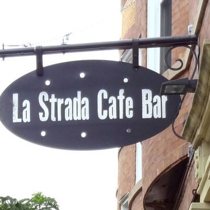 Das Foto wurde bei La Strada Cafe Bar von Maria C. am 10/27/2015 aufgenommen