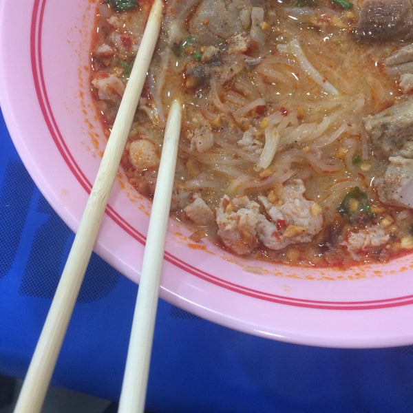 ก๋วยเตี๋ยวลูกชิ้นหมู แยกเกษตร Noodle Restaurant in จตุจักร