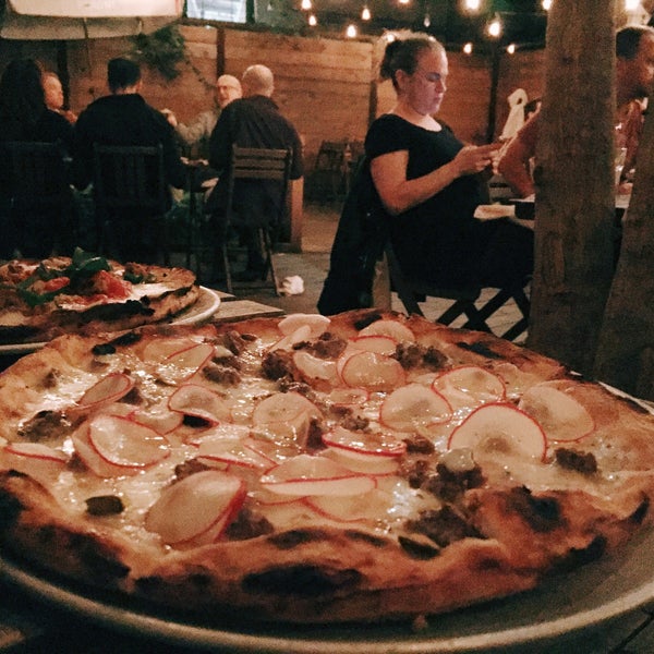 9/2/2017 tarihinde Matt H.ziyaretçi tarafından Ogliastro Pizza Bar'de çekilen fotoğraf