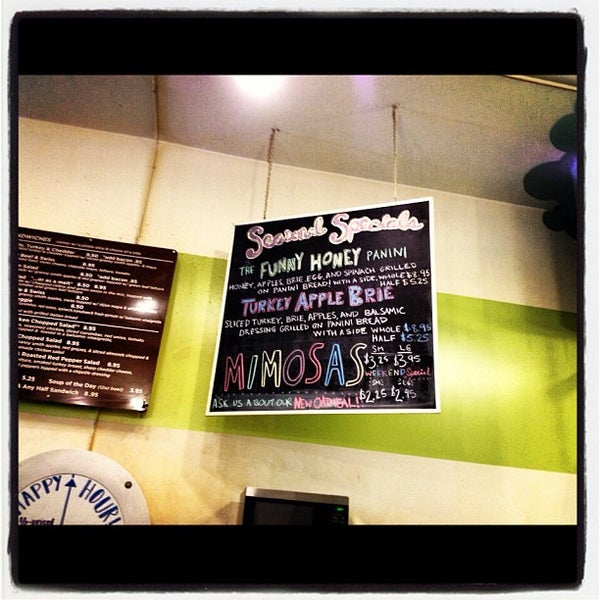 Das Foto wurde bei Lift Coffee Shop &amp; Café von Stephanie D. am 10/20/2012 aufgenommen