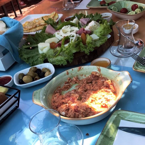 9/3/2017 tarihinde Buseziyaretçi tarafından Büyükada Bistro Candy Garden'de çekilen fotoğraf