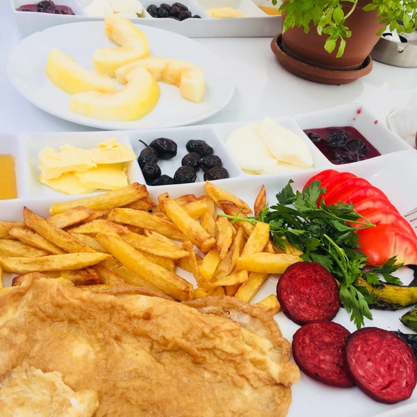 Das Foto wurde bei Tağa Cafe &amp; Restaurant von Mehmet D. am 8/15/2018 aufgenommen