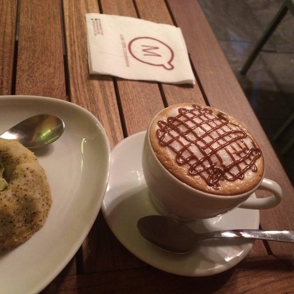 Panqué de limón con semillas de amapola, y un capuccino arequipe...la mejor combinación 👌🏽