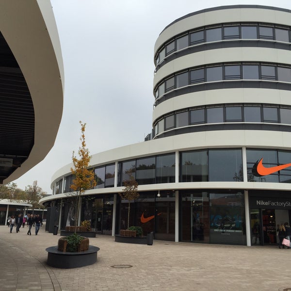 Nike Factory Store - Tienda de ropa