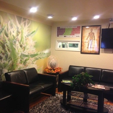 Foto tirada no(a) Caregivers For Life Recreational &amp; Medical Marijuana Center por Sally B. em 11/6/2015