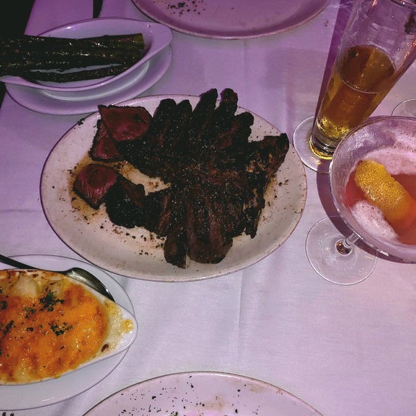 Foto scattata a Desi Vega&#39;s Steakhouse da Kristy H. il 5/1/2022