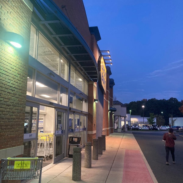 Best Buy Electronics Store in West Simsbury